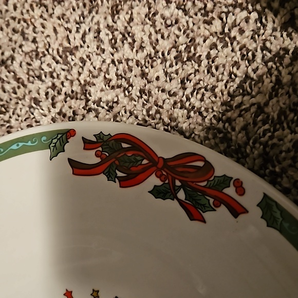 Christmas in the park dinner plate Christmas tree in the middle green rime - Picture 3 of 8